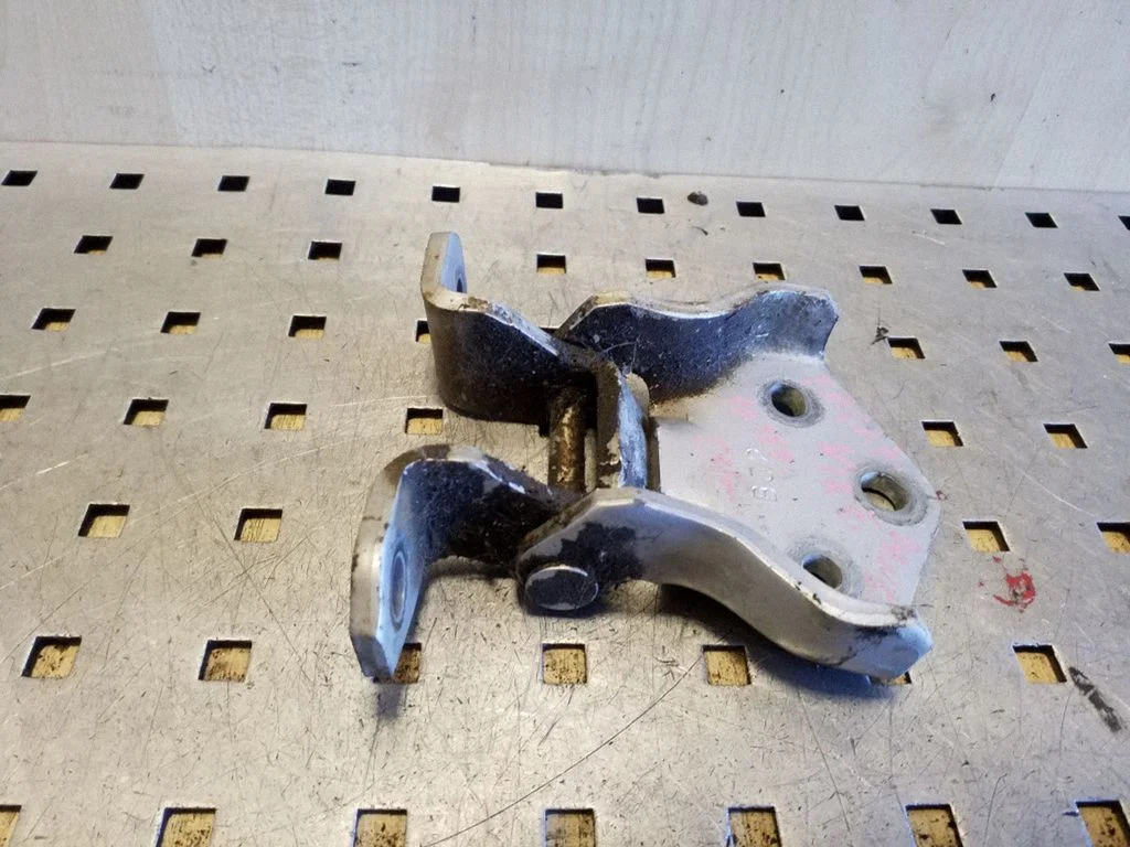 Tailgate/trunk/boot hinge