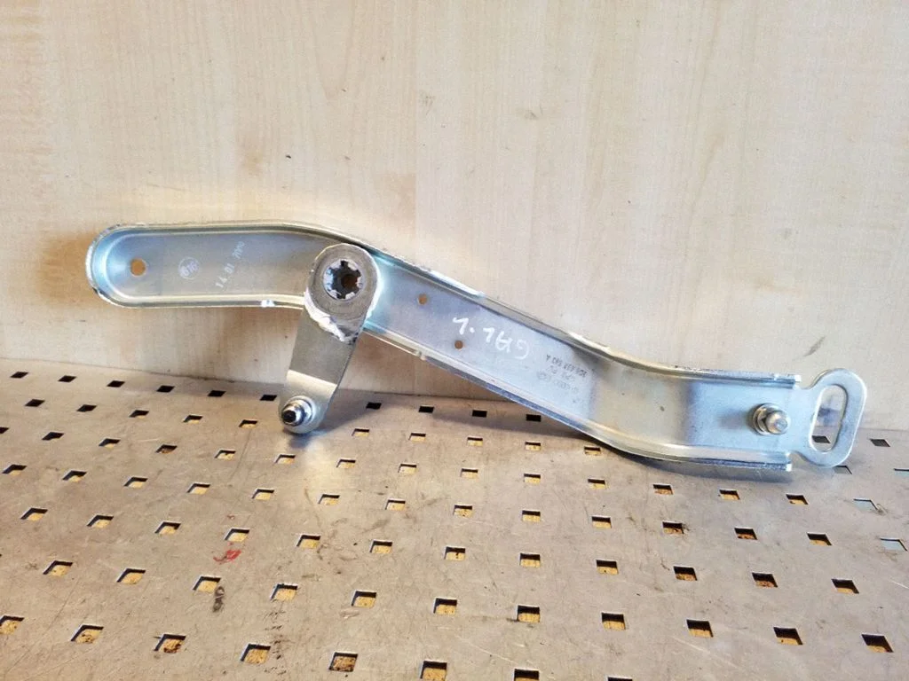 Tailgate/trunk/boot hinge 3D5827583D