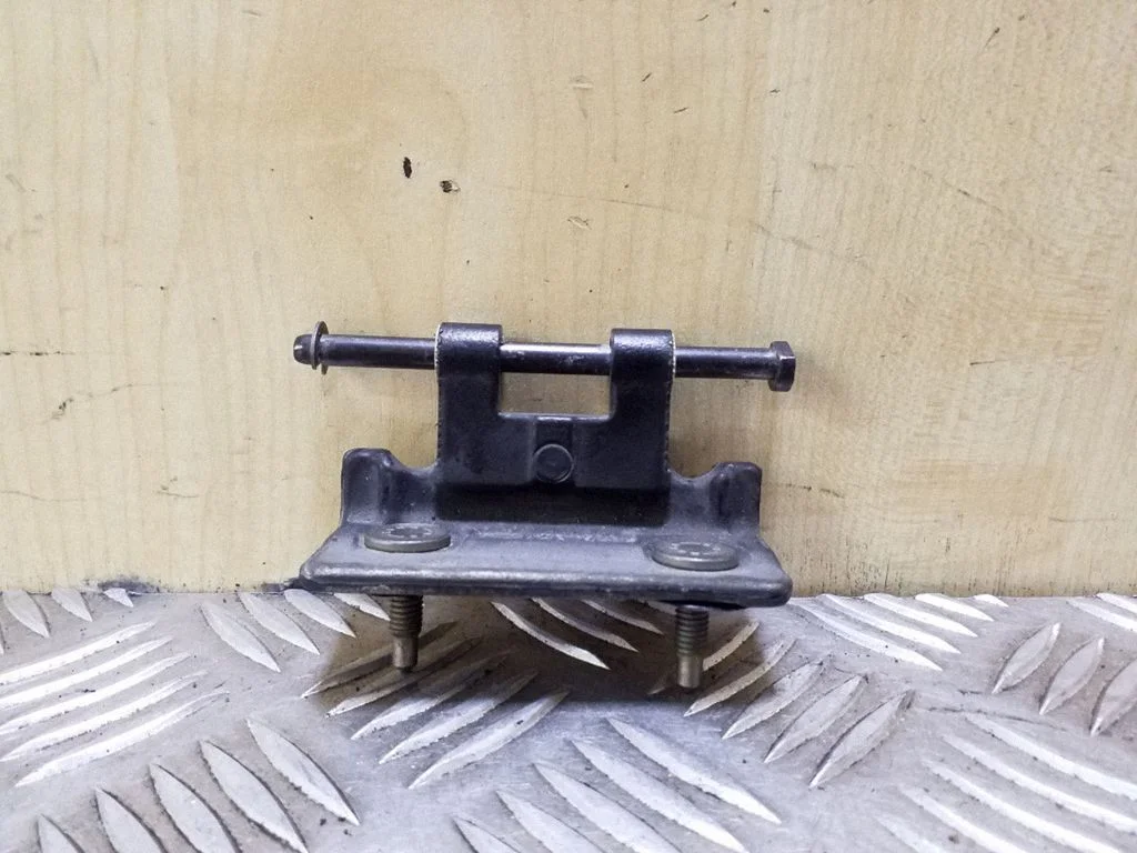 Tailgate/trunk/boot hinge – right