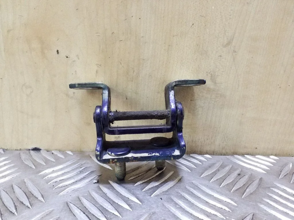 Tailgate/trunk/boot hinge – right