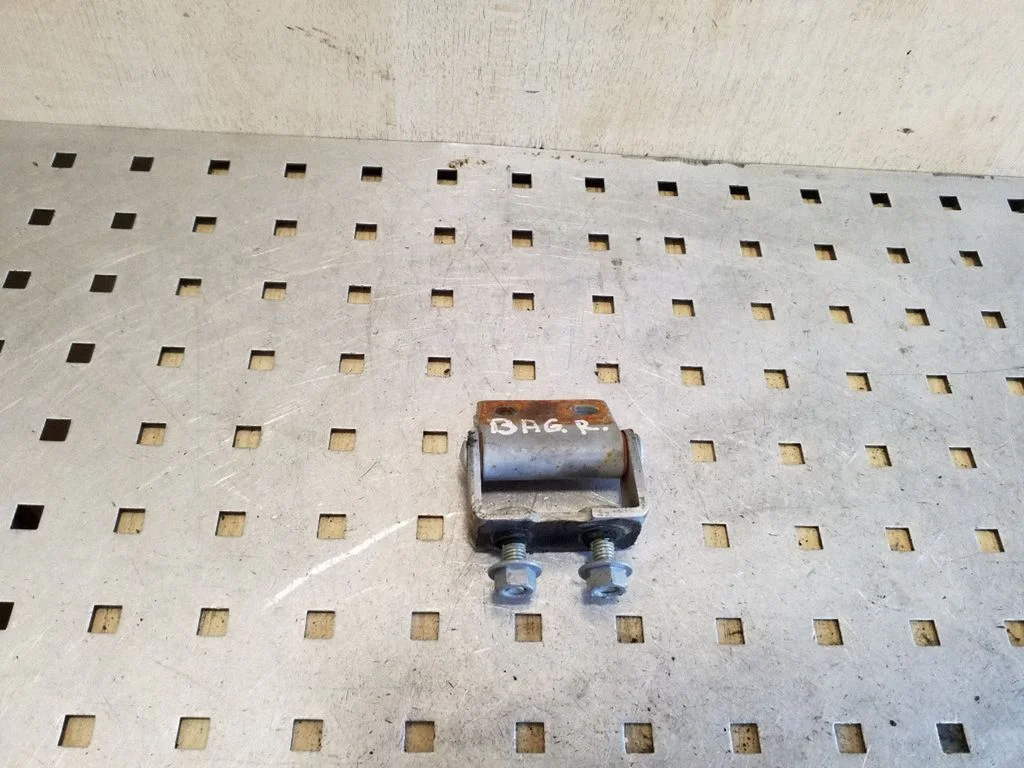 Tailgate/trunk/boot hinge – right