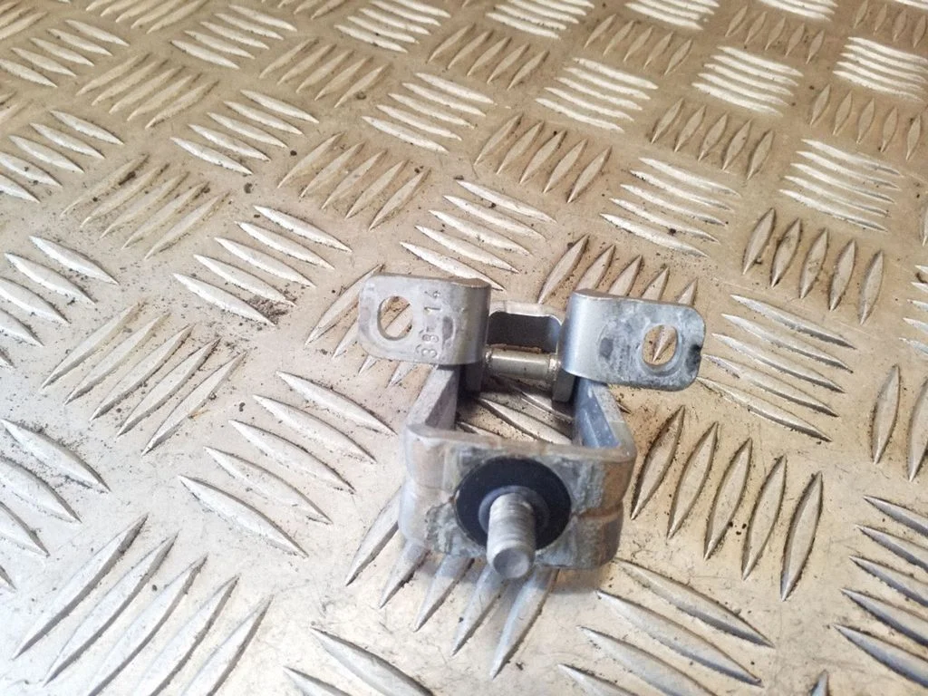 Tailgate/trunk/boot hinge 1K8827301A