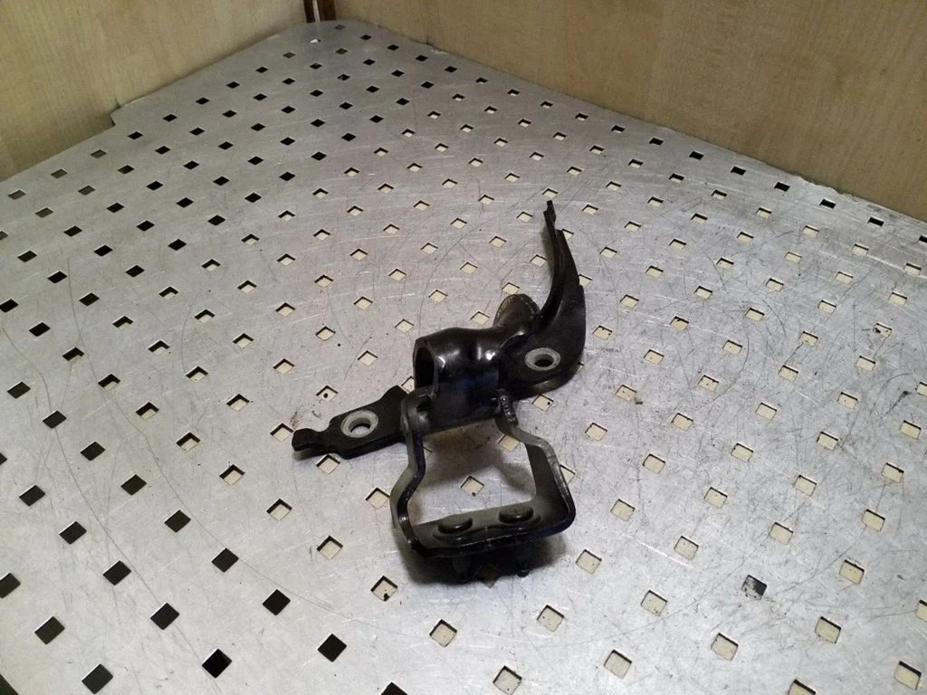 Tailgate/trunk/boot hinge 8E9827300F