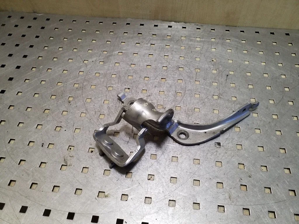 Tailgate/trunk/boot hinge 8E9827300E