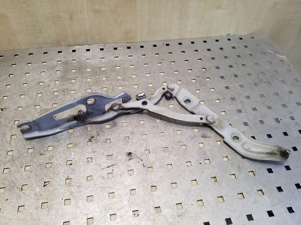 Tailgate/trunk/boot hinge 7060627