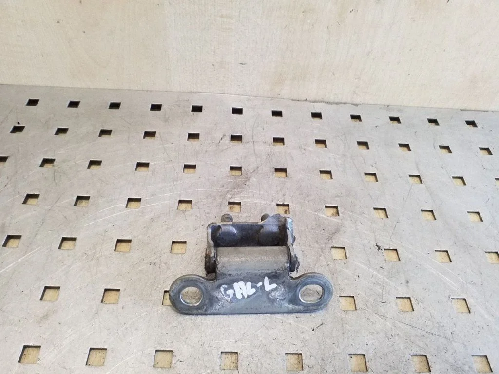 Tailgate/trunk/boot hinge – Toyota Corolla Verso AR10 (2004-2009)