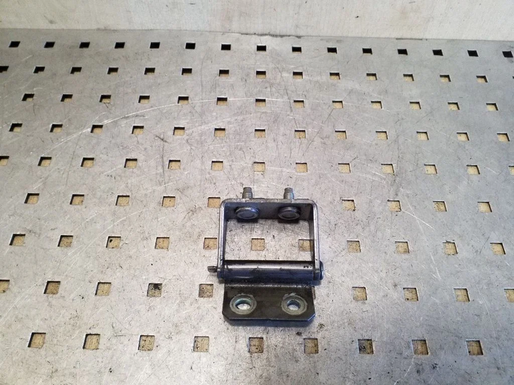 Tailgate/trunk/boot hinge – left