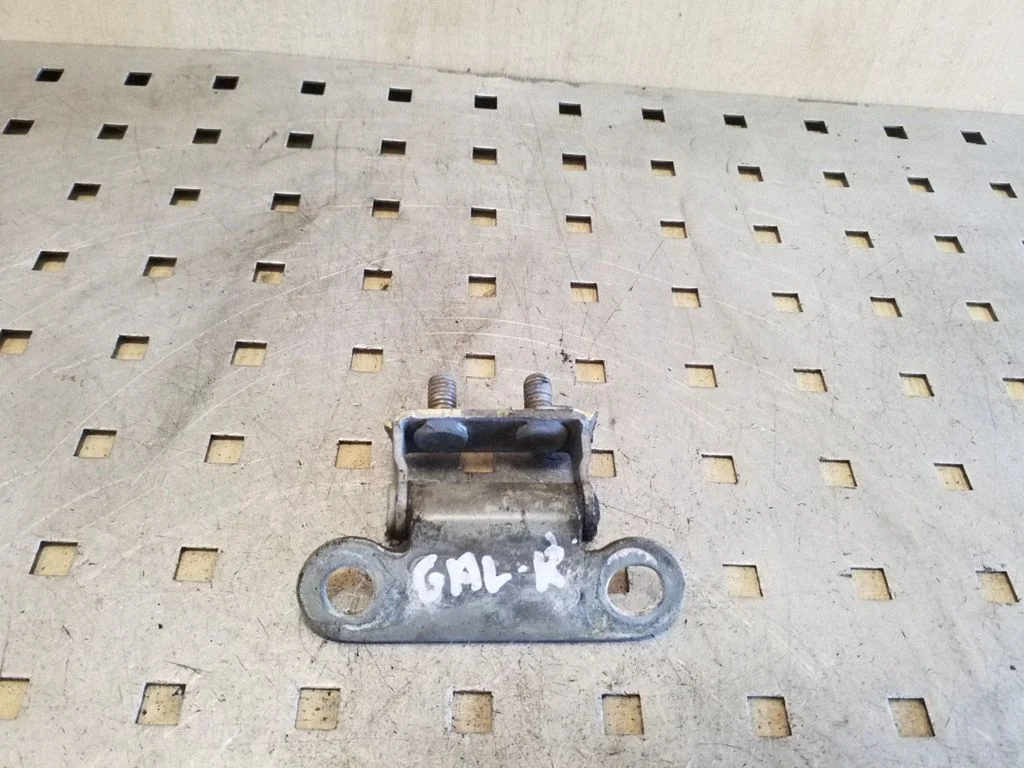 Tailgate/trunk/boot hinge – Toyota Corolla Verso AR10 (2004-2009)