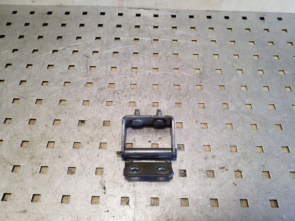 Tailgate/trunk/boot hinge – right