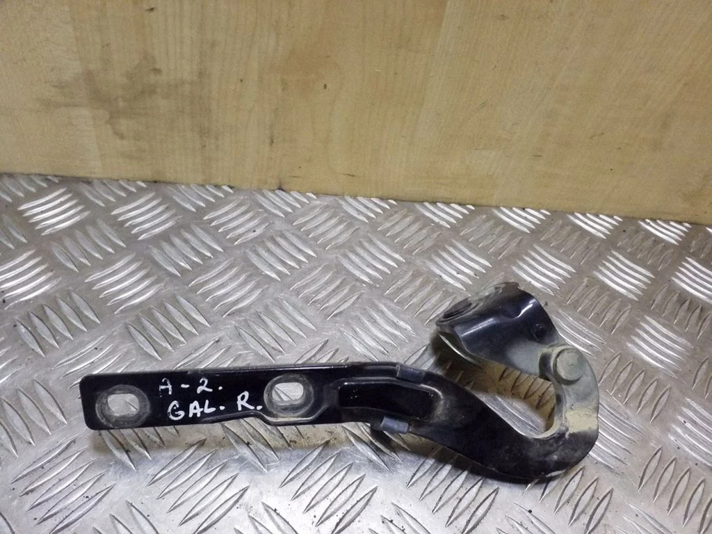 Tailgate/trunk/boot hinge 8Z0827300A