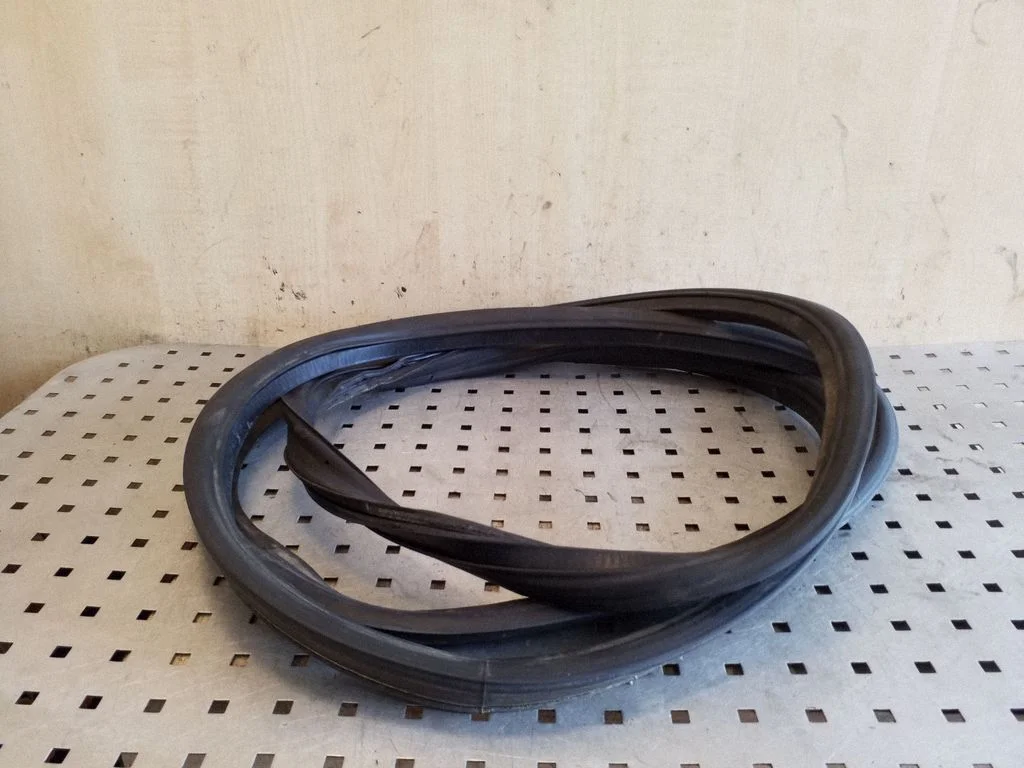 Loading door rubber seal (on body) – Volkswagen Touareg I (2002-2010)