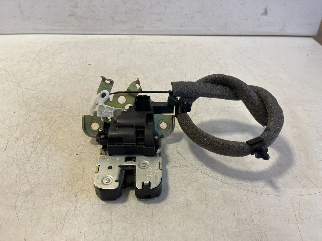 Zamek klapy bagażnika 8R0827505A