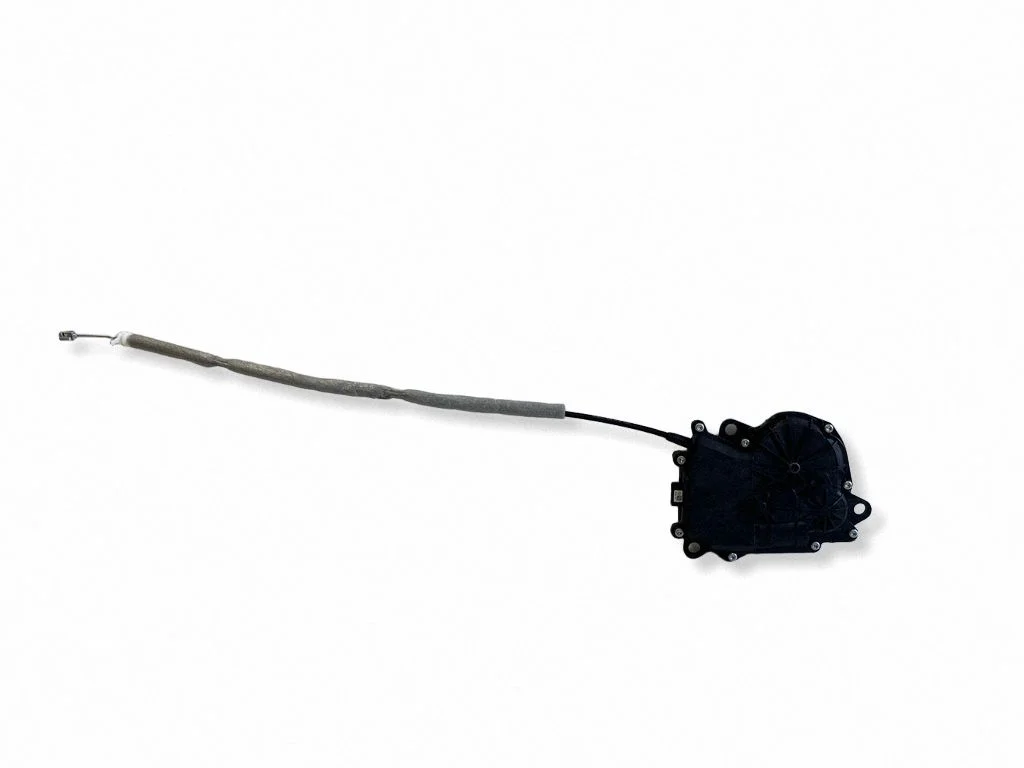 Aizmugurējā vāka slēdzene C87536102
