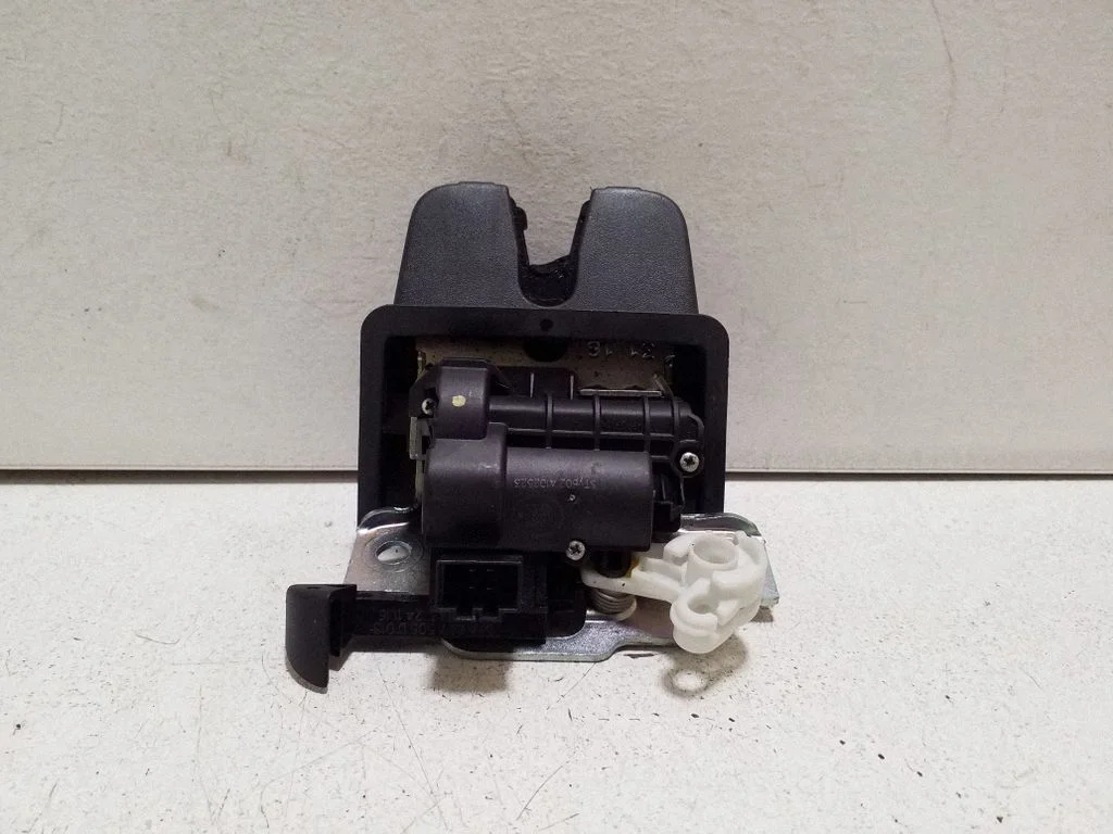 Tailgate/trunk/boot lock/catch/latch 5TA827505D