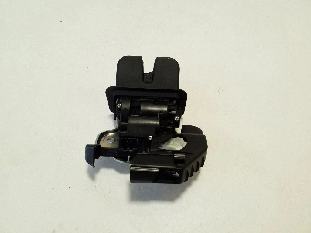 Aizmugurējā vāka slēdzene 8R0827505