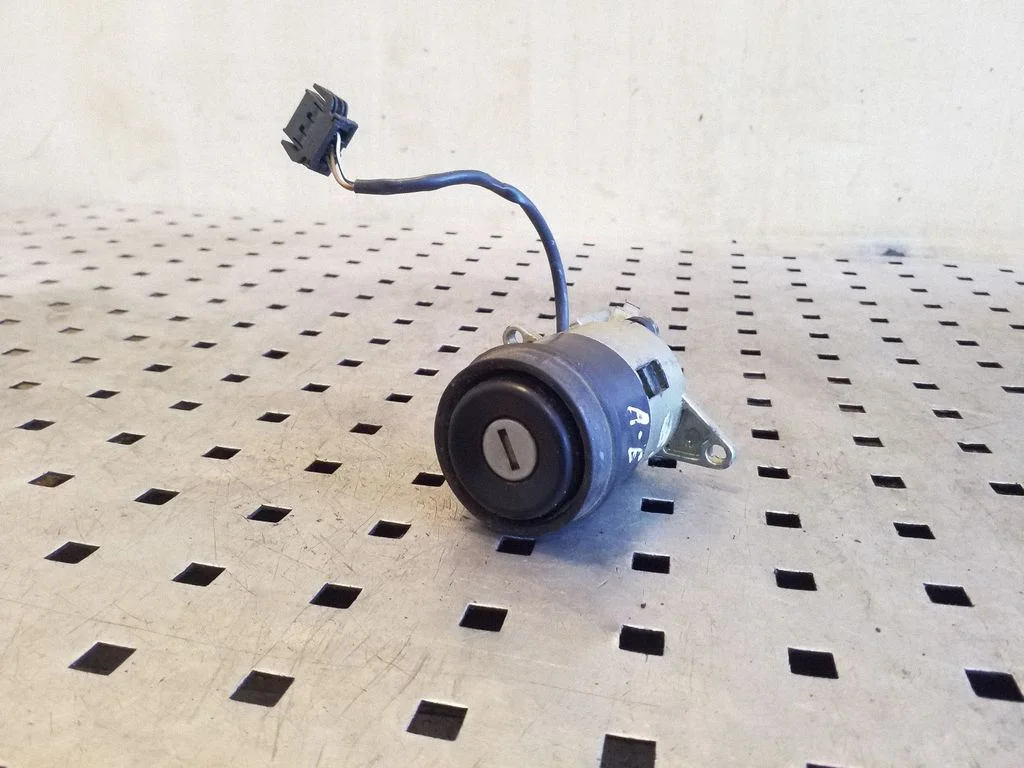 Tailgate/trunk/boot lock/catch/latch