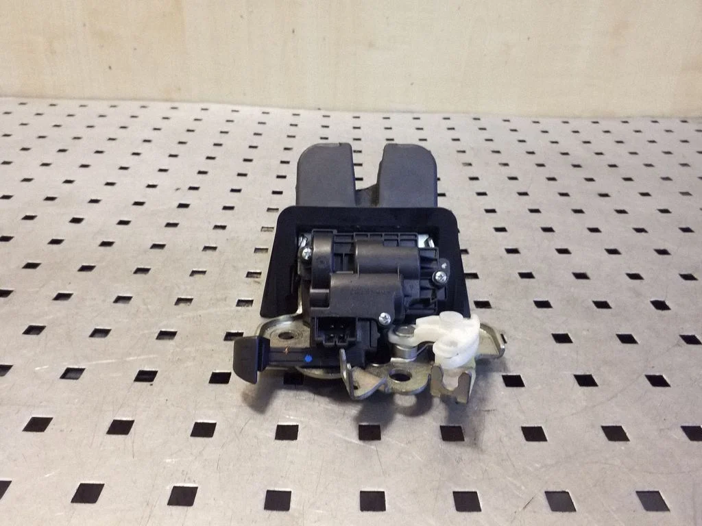 Tailgate/trunk/boot lock/catch/latch 8R0827505
