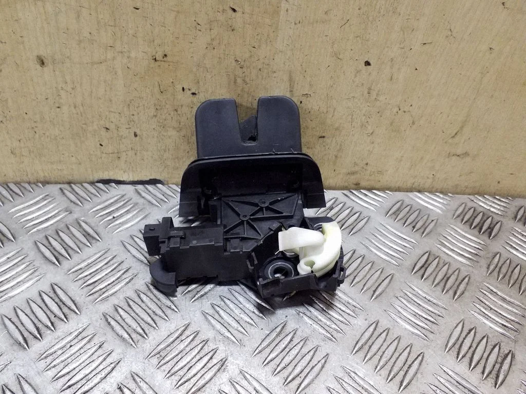 Tailgate/trunk/boot lock/catch/latch 8P4827505C