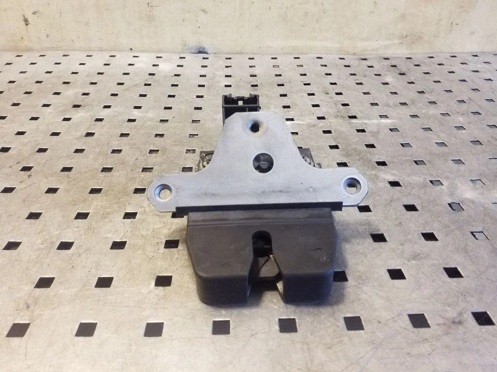 Tagaluugi lukk 8M51R442A66DA – Ford Focus (2010-2017)