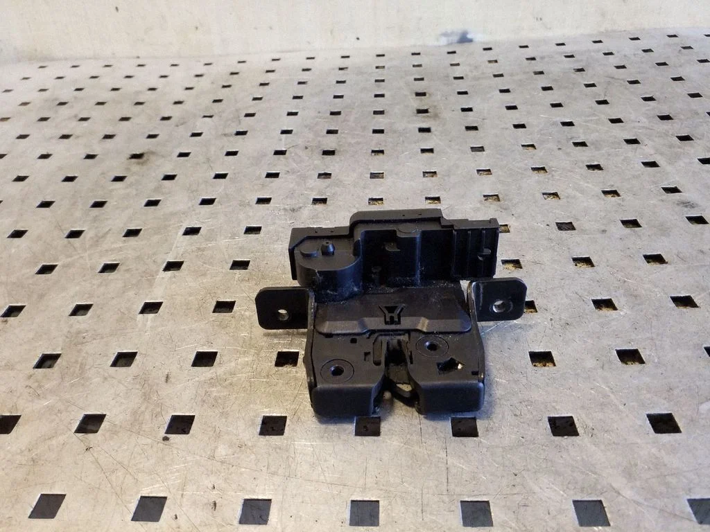 Tailgate/trunk/boot lock/catch/latch 90502AV70A