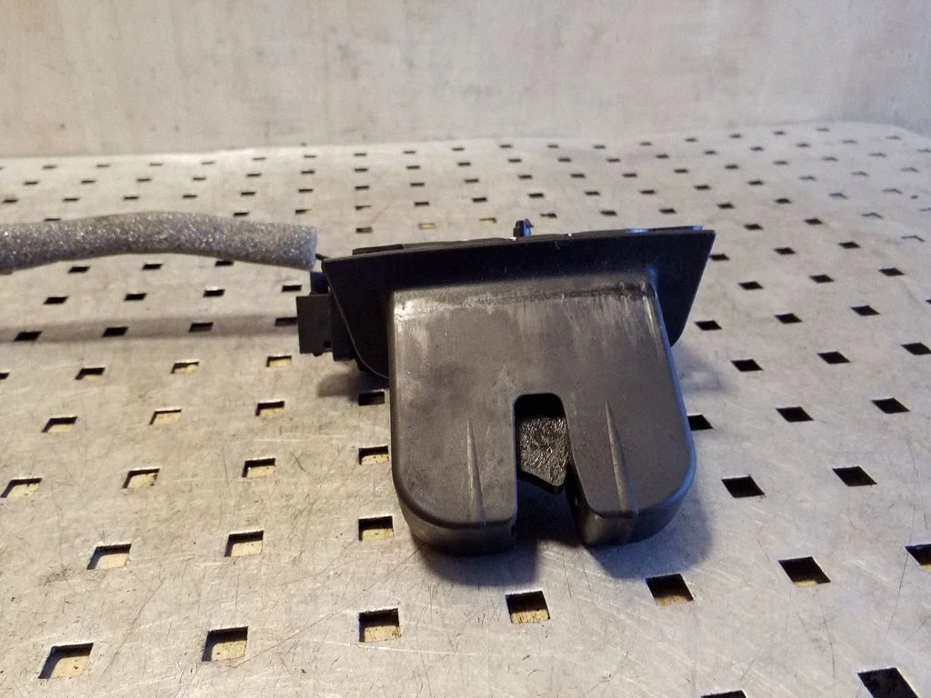 Tailgate/trunk/boot lock/catch/latch 8P4827505C