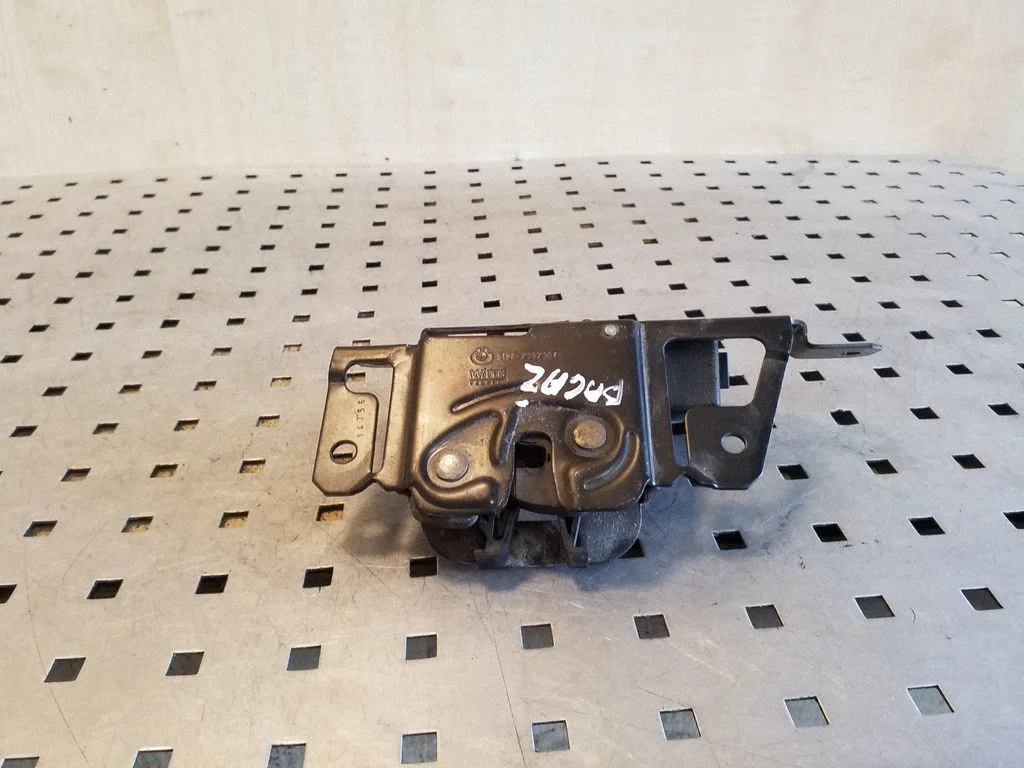 Aizmugurējā vāka slēdzene – BMW X3 E83 (2003-2010)