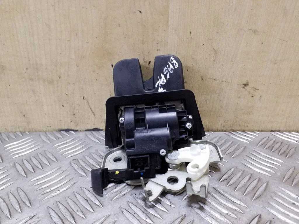 Tailgate/trunk/boot lock/catch/latch 8R0827505