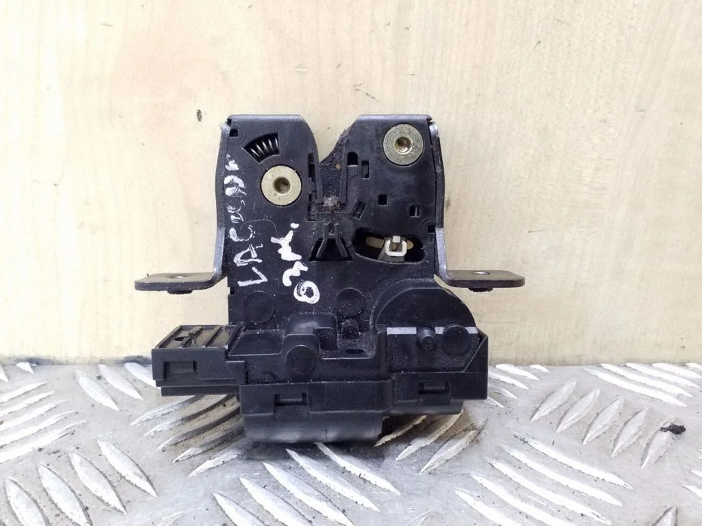 Aizmugurējā vāka slēdzene 8200257615