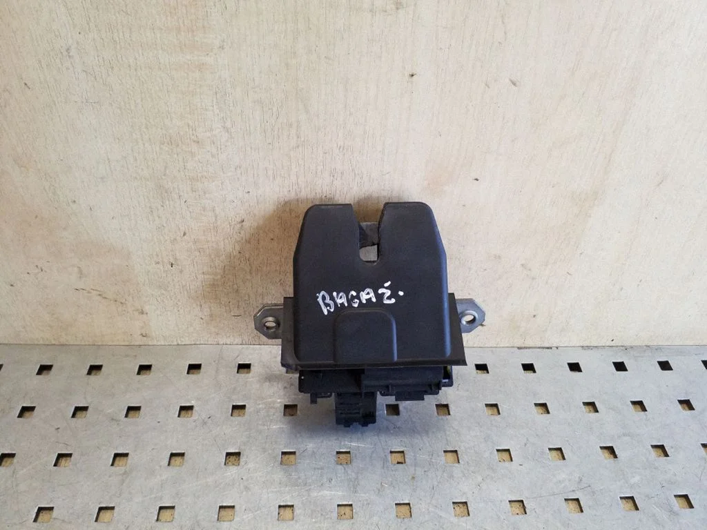 Tagaluugi lukk 8M51R44A66AC – Ford Focus (2010-2017)