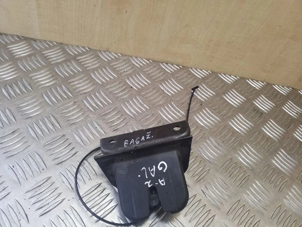 Aizmugurējā vāka slēdzene