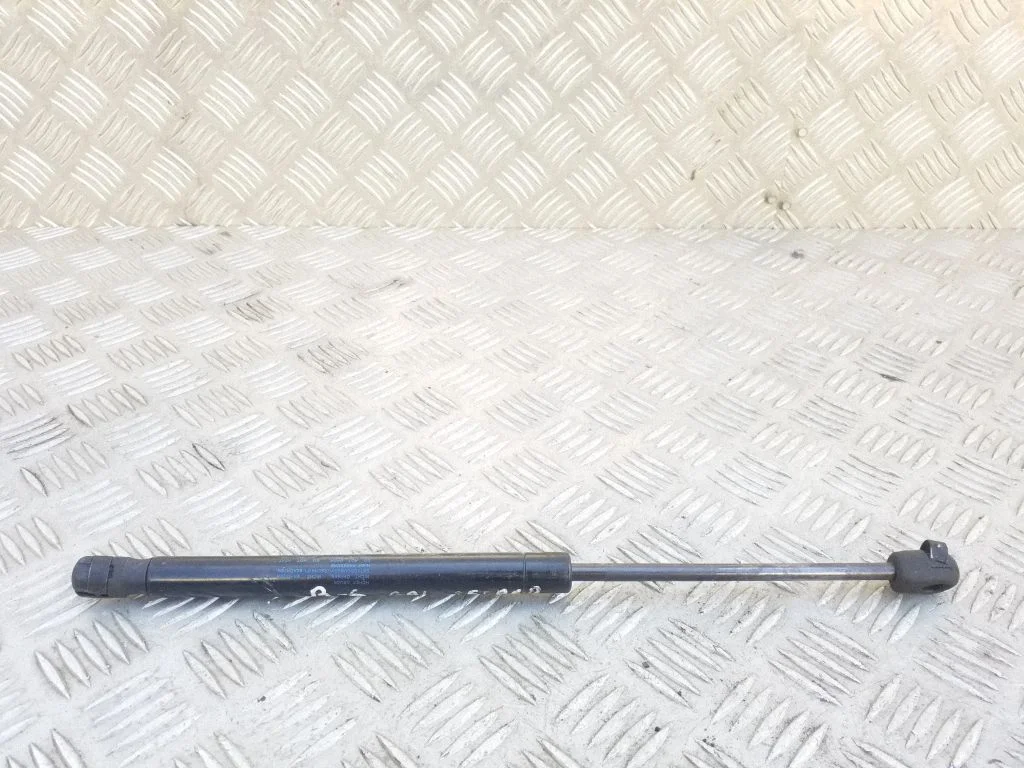 Aizmugurējā vāka amortizators – Volkswagen Passat B6 (2005-2010)