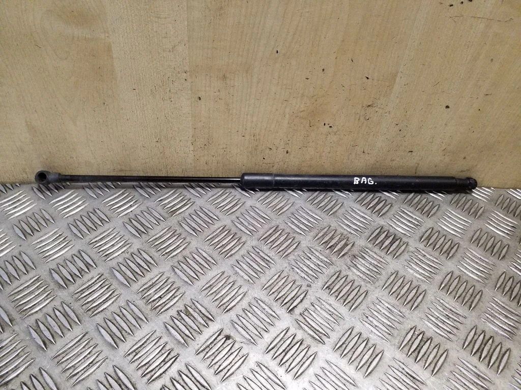 Tailgate/trunk strut/damper – Nissan Qashqai (2006-2010)