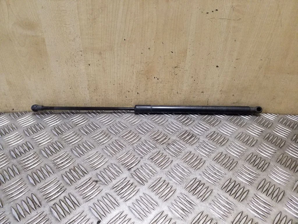 Tailgate/trunk strut/damper – Nissan Qashqai (2006-2010)