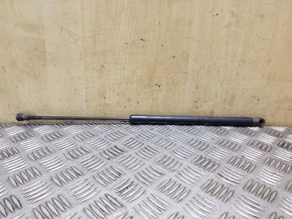 Tailgate/trunk strut/damper – Nissan Qashqai+2 (2008-2010)