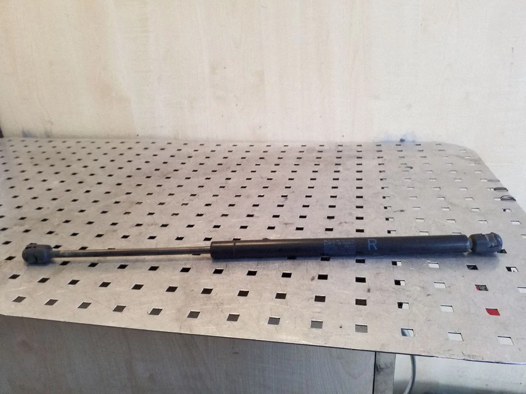 Siłownik (sprężyna gazowa) klapy bagażnika 6895002040