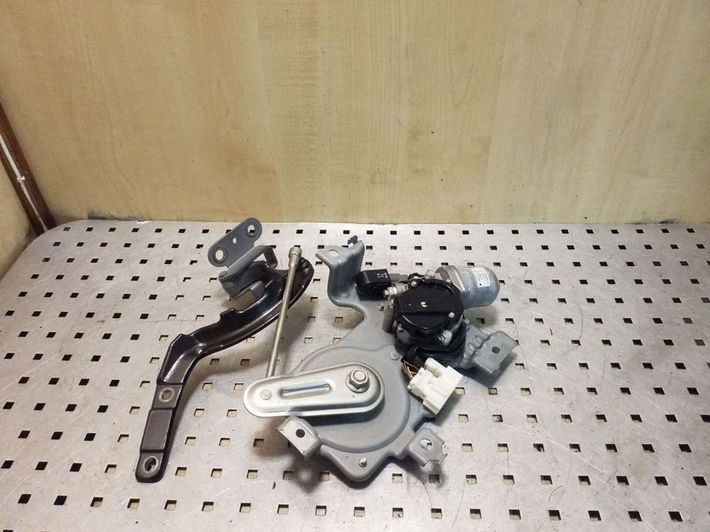 Tailgate/trunk/boot lift motor L3569410C