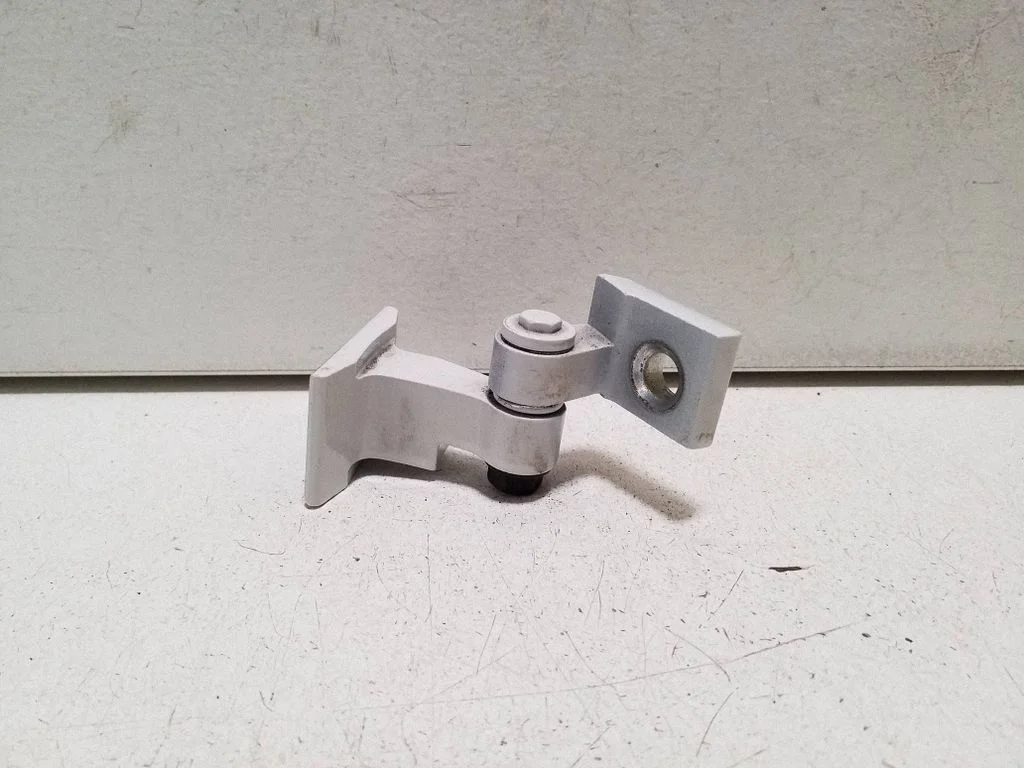 Priekšējā augšējā eņģe 7246066