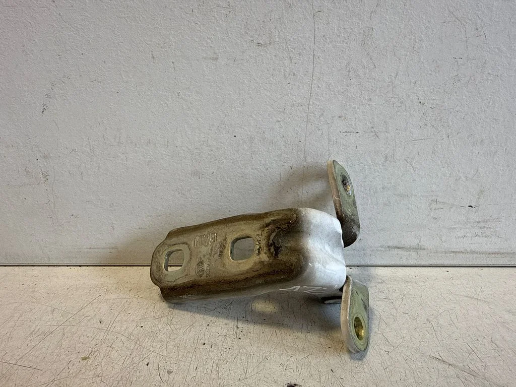 Front door upper hinge A046057 – Chevrolet Orlando (2011-)