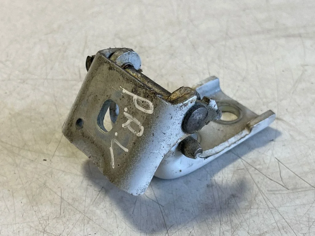 Priekšējā augšējā eņģe – labā