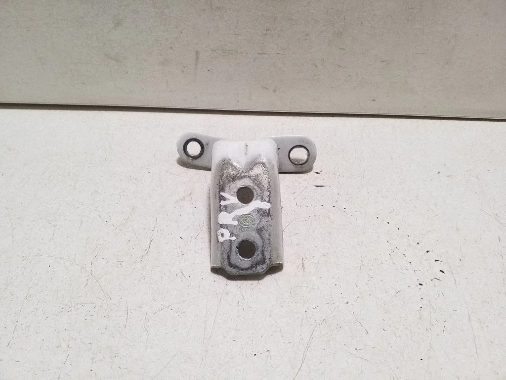Priekšējā augšējā eņģe – labā