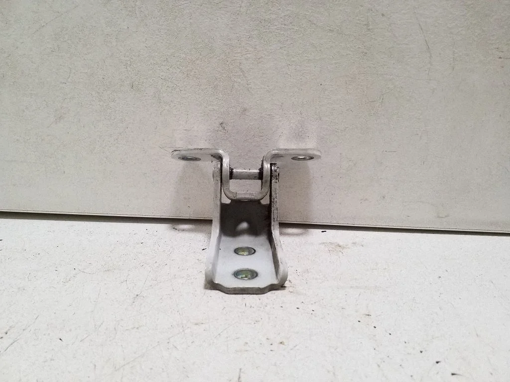 Priekšējā augšējā eņģe – kreisā