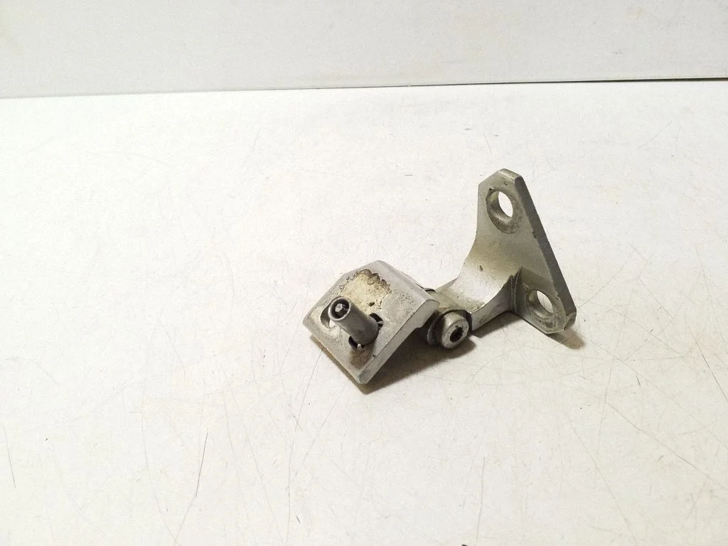 Esiukse ülemine hing 1K0831402L