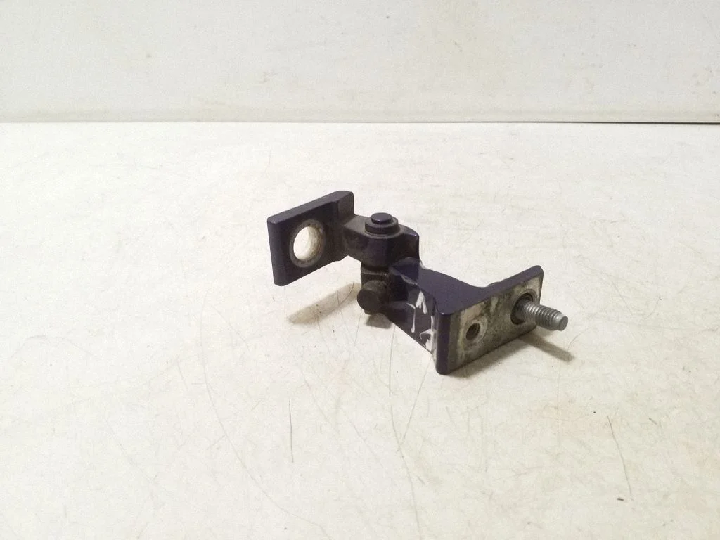 Esiukse ülemine hing 8K0831401E