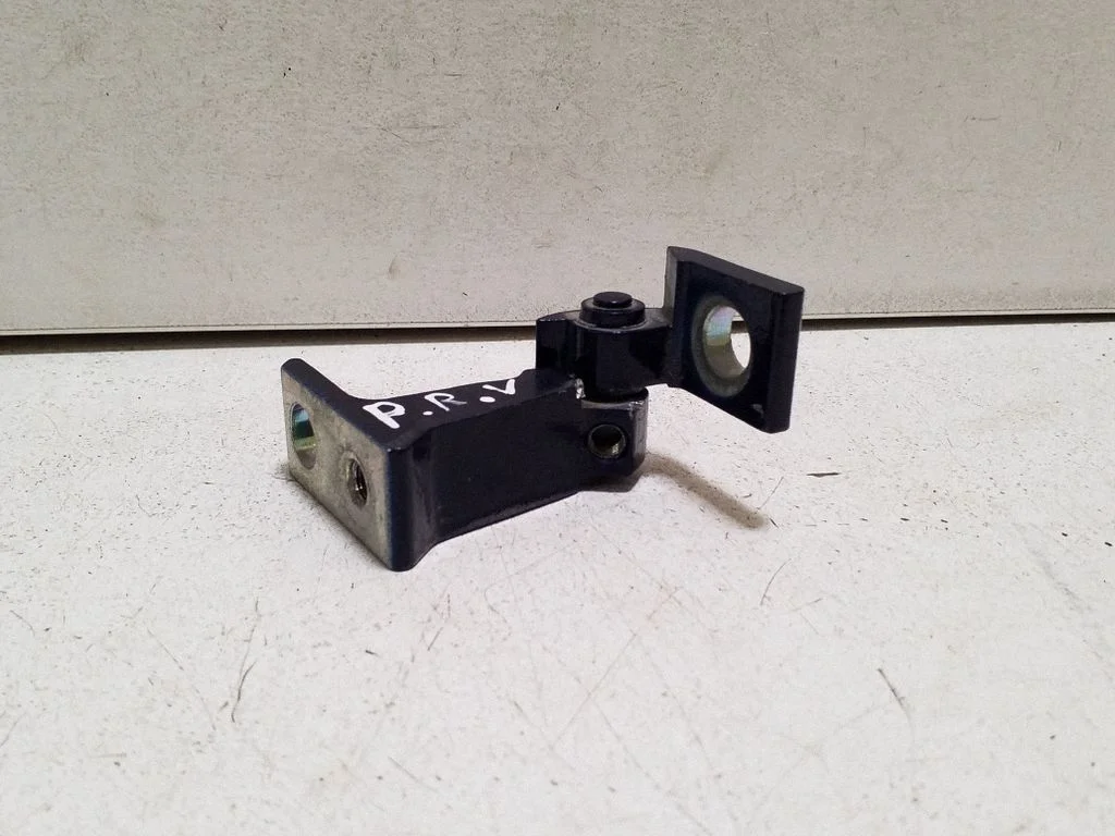 Front door upper hinge 5H0831402A