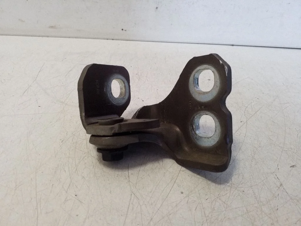 Priekšējā augšējā eņģe 560G0