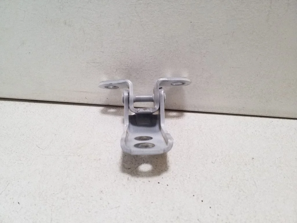 Priekšējā augšējā eņģe – kreisā