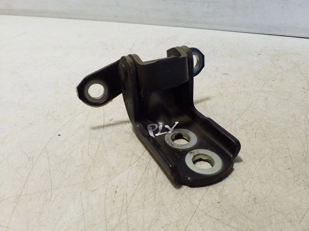 Front door upper hinge – Nissan Navara D23 (2015-)