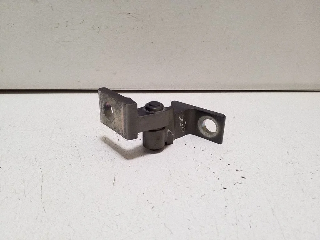 Priekšējā augšējā eņģe 7N0831402A