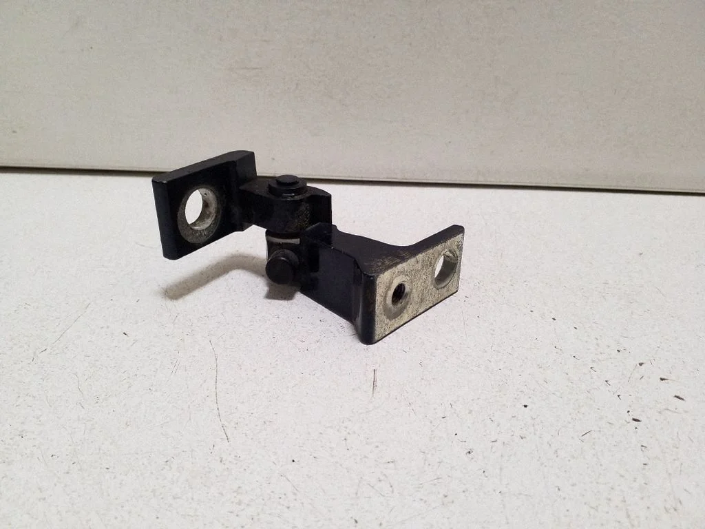 Esiukse ülemine hing 8K0831401A