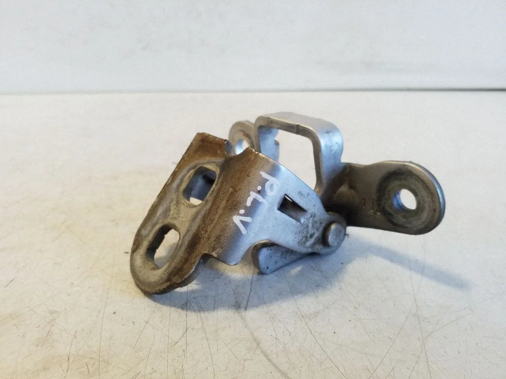 Front door upper hinge 85574F
